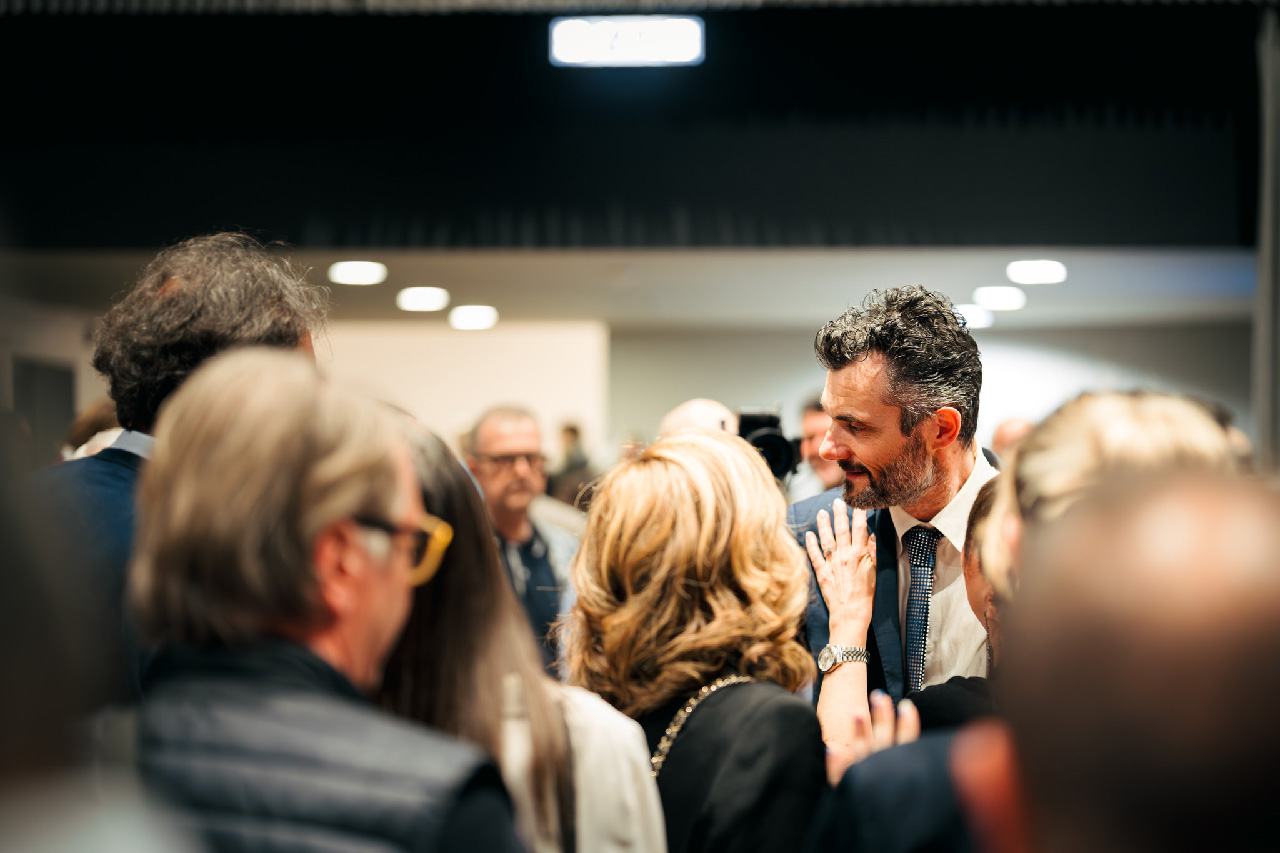 Matteo Biffoni al termine del suo intervento, conversa con alcune persone tra il pubblico.